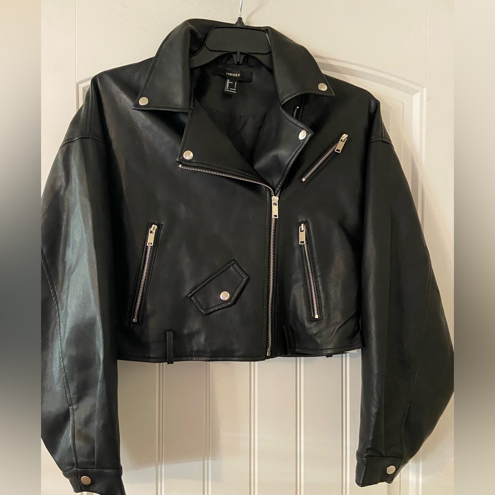Women’s Forever 21 Black Faux Leather Crop Long Sleeve  Zipper Jacket L NWOT